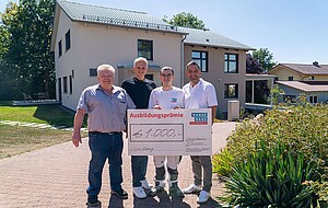 Im Bild v. l. n. r. : Martin Rott (Ausbildungsleiter), Marcus D'Agostino (Geschäftsführung), Lars Kessing (Auszubildender), Alexander Lerpscher (Ausbilder) Innungsbester Lars Kessing - Hanse Haus