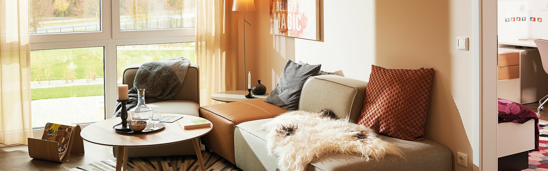 Wohnzimmer mit Couch in einem Fertighaus von Hanse Haus