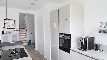 Küche und Einbaumöbel in einem Fertighaus von Hanse Haus