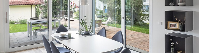 Ess- und Wohnbereich in einem Fertighaus von Hanse Haus