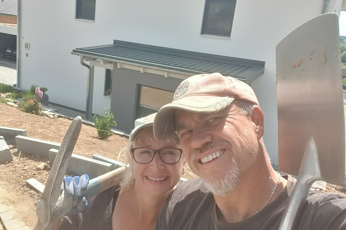 Selfie der Bauherrenfamilie Janocha vor ihrem neuen Haus