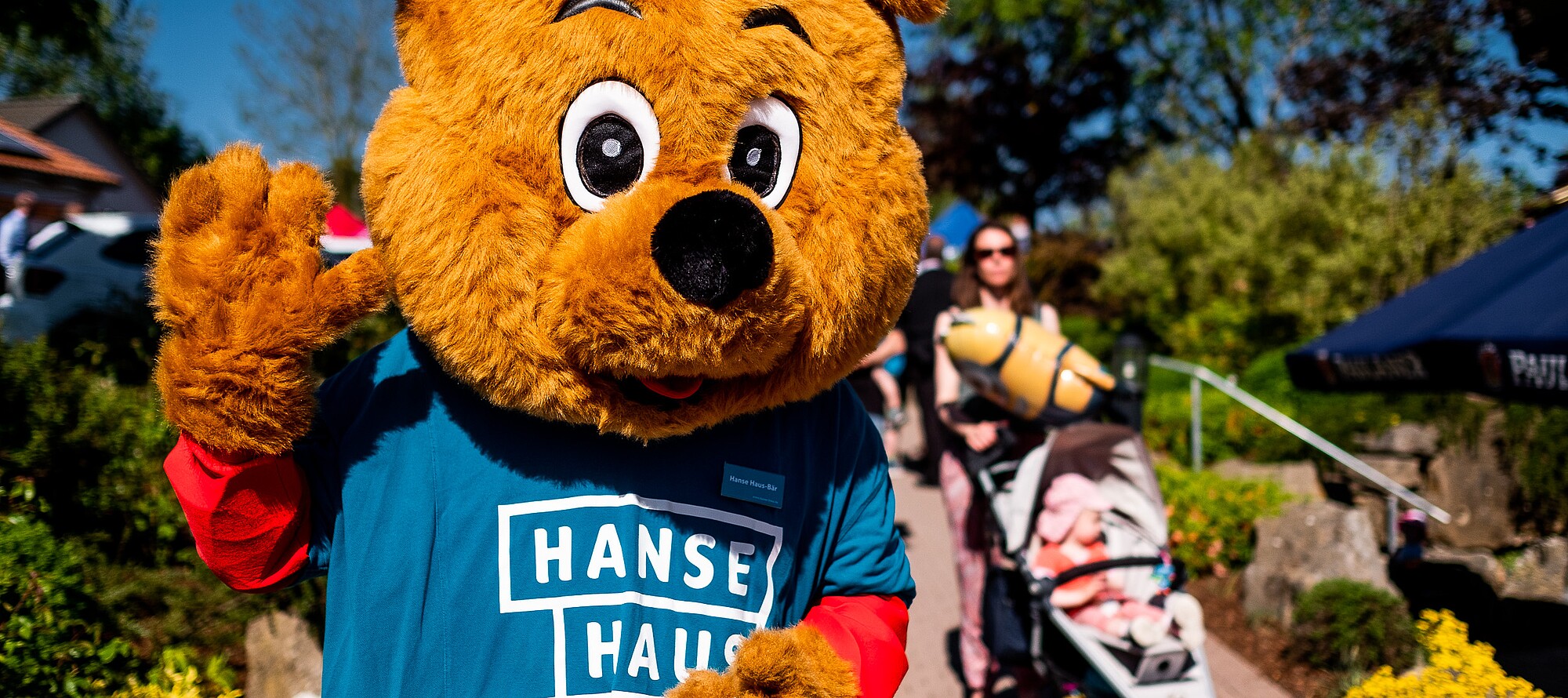 Hanse Haus Bär winkt 