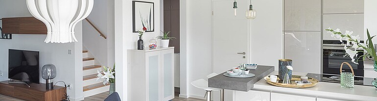 Küche und Einbaumöbel in einem Fertighaus von Hanse Haus