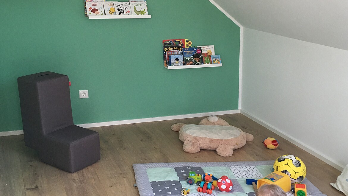 Kinderzimmer mit grüner Wand