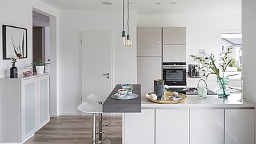 Küche und Einbaumöbel in einem Fertighaus von Hanse Haus