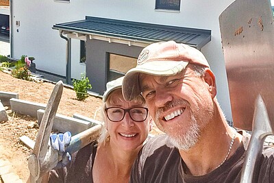 Selfie der Janochas vor ihrem neuen Haus